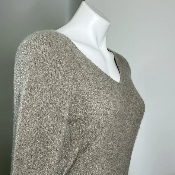 Soft warm Gucci V-Neck Sweater size small - Picture 2 of 5